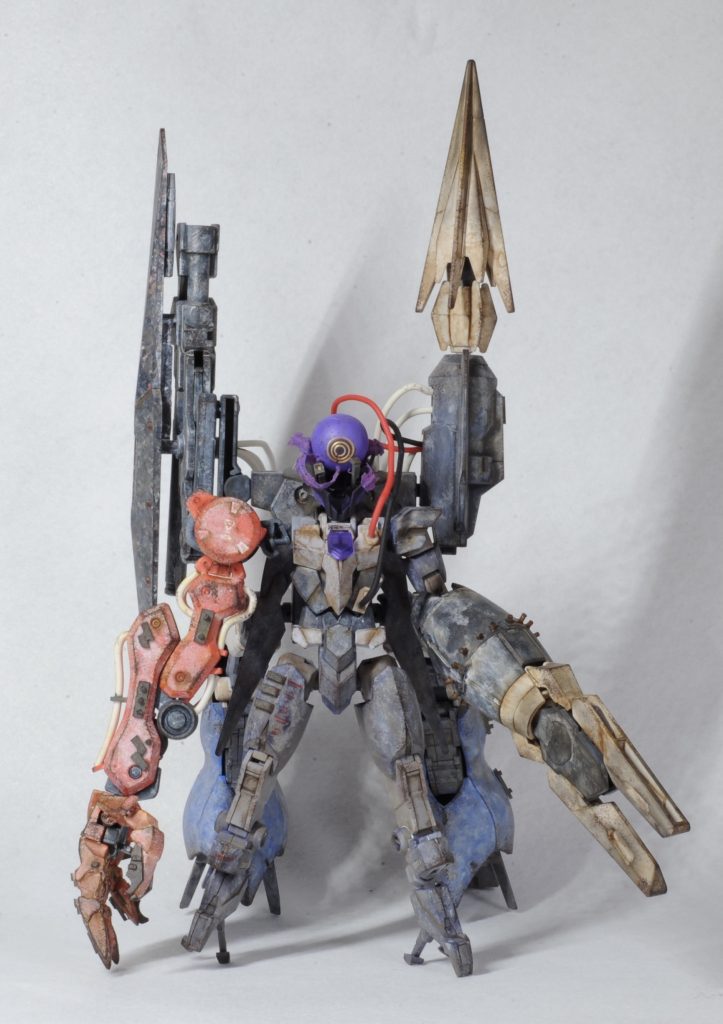 背部のバスターランチャーは山にトンネルを撃ち抜く用、ドリルは左手の交換アタッチメント、ドリルの刺さっているアームはプロペラントタンクです