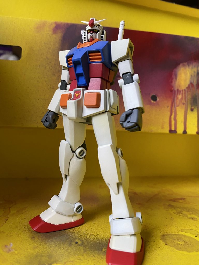 今回は、色んなキットのガンダムをミキシングしました。顔と脚はg30th、体はリバイブ、腕と腰と足首下は旧HGUCでミキシングし、肩はプラ板で作り直しました。