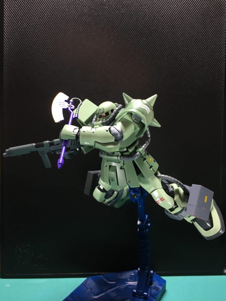 ヒート・ホークは大きめに造形されていて迫力があります。キットそのままの持ち手ではすっぽ抜けるので、システムウェポンのものの内径を調整して使用しています。