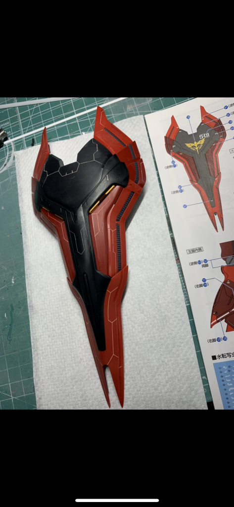 シールドにもスジボリをしました。