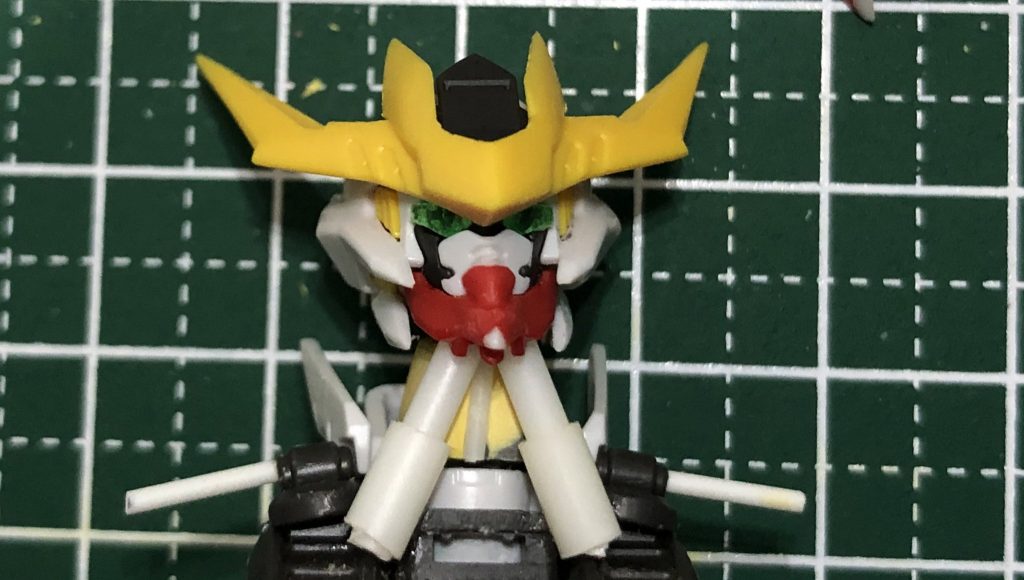 ここからは楽しい楽しい製作風景。アンテナとか尖らせたらカッチョイイ所はヤスリで研ぐ。首のポリキャップを延長して、高さを出したらシリンダーの追加。肩もプラ棒でシリンダーの追加。鉄血系、と言うかガンダムフレームは、シリンダーを付けるだけで密度が増えるから楽しいのです。やるのは大変です。カメラアイには市販の改造パーツを使ってデカ目を表現。作業段階では「コレ大丈夫なん?」って不安はあったが、塗ってしまえばどうと言うことは無かった。当たらなければどうと言うことは無い!!