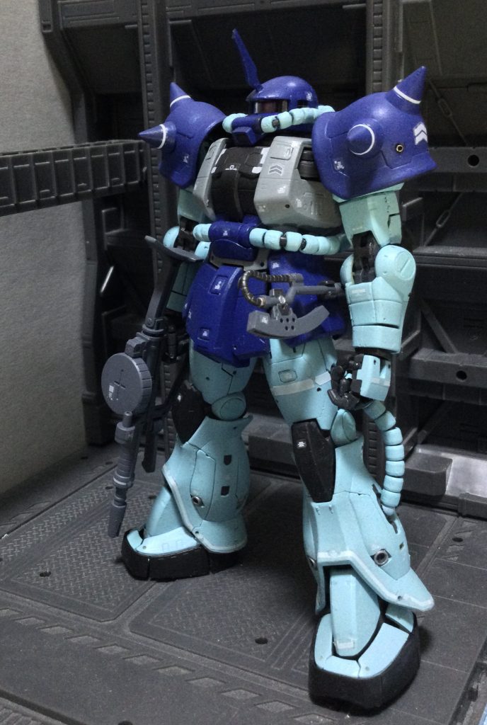 アンテナはランナータグから削り出し、塗装は今回全て油性ミスターカラーを筆塗りしています。そもそも塗り分けの必要もないRGキットの筆塗りは結構苦行でした。RGザクを組んだ方なら分かると思いますが、特に顔のパイプとか腰のパイプとか脚のパイプで精神崩壊し「俺は一体何をしているんだ?」と永遠に感じられるような自問自答の時間…これすらガンプラの醍醐味と達観するに至りました。ボディのブルーが市販の青では思ったより深みが出ず、調色するのに何色もブルーや赤・紫の塗料を混ぜました。膝・靴もいつもならジャーマングレーでぺーっと塗っちゃうんですが、設定準拠で黒寄りに。改造はアンテナ以外大した事はしていなく、1mmメタルパイプを埋め込んだぐらい。