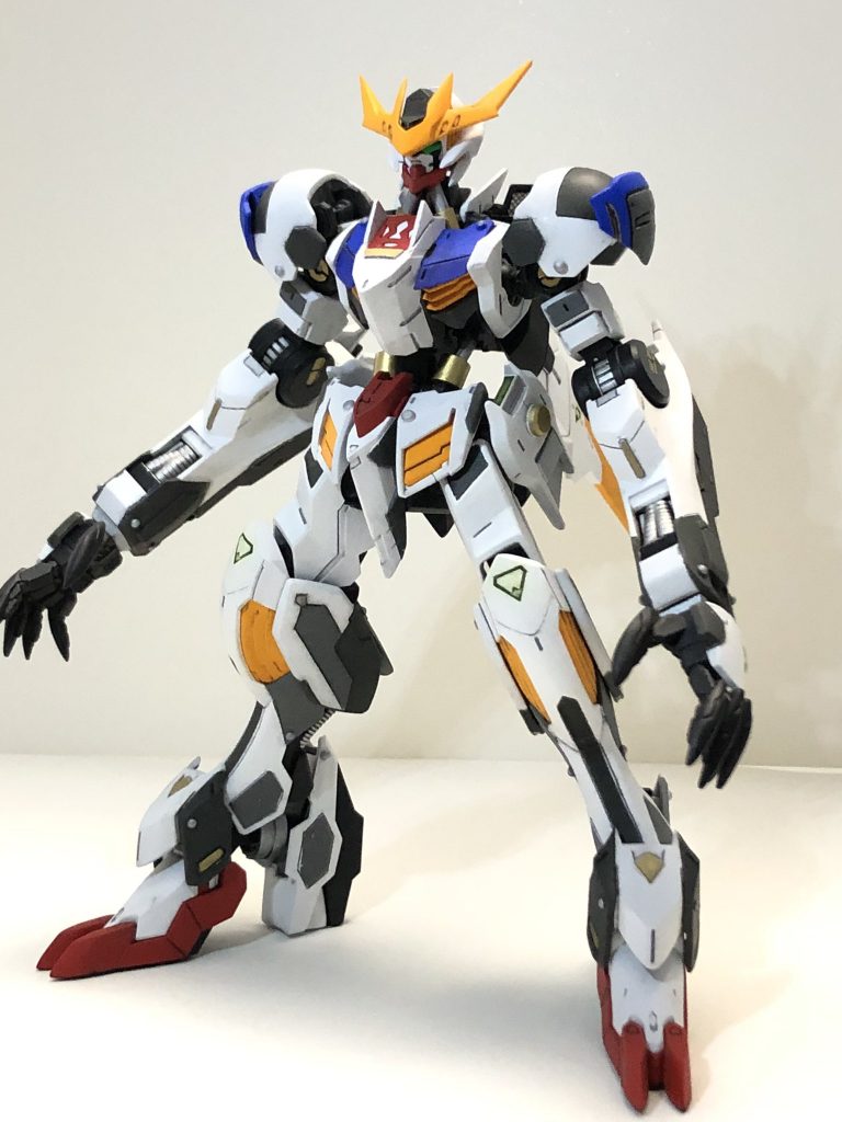 お初にお目にかかります。次郎くんと申します。普段はTwitterで作品を上げていたのですが、ガンスタの存在を知り、興味本位で沼に片足を突っ込んでみました。楽しく激しく手合わせ願います。ということで初投稿の作品はHGバルバトスルプスレクスです。正直、バルバトスルプスレクスのデザインはあまり好みでは無かったのですが、ゲーセンでお馴染みのエ○バ2で触ってみたら魅力にゾッコン。コレは作ってみたいとHGバルバトスルプスレクスを購入して自分だけのバルバトスルプスレクスを製作してみました。バルバトスルプスレクス。長いですねぇバルバトスルプスレクス。