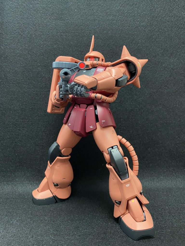 肩の可動域があるので、マシンガン両手持ちも出来ます。