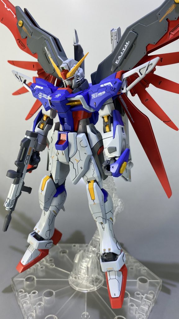 本キットは角ばった箇所と丸みのある箇所が混在しており、よりメカニカルなデザインにしたいと考えた結果、丸い部分を角張らせる工作を行なっています。翼のグレーパーツ、上腕、前腕アーマー、太ももなどはスクラッチ、他キットからの流用、面構成の変更を施してあります。
