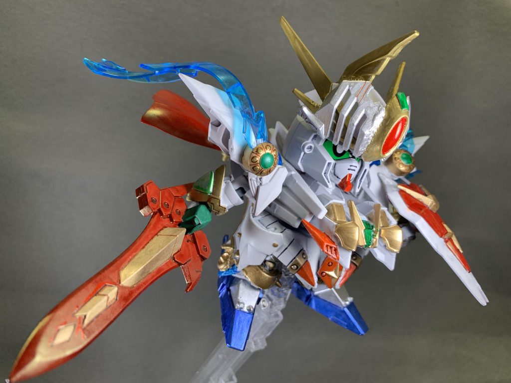 微々たる変形ですが、マントと胸部を展開してエフェクトパーツを追加する事でフライトフォームをイメージした形態にもなります。