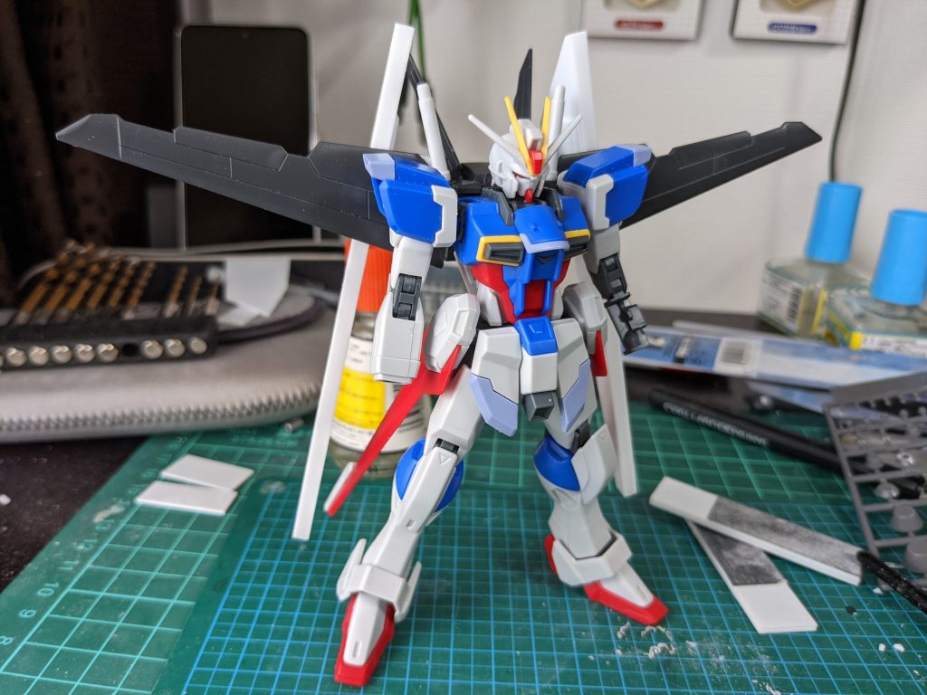 インパルス本体はそんなに大きく手を加えてはいません。が、恐らくチェストフライヤーのバランスを加味してのことかHGCEのインパルスは非常に腕が短くスタイリッシュな脚と比較すると異様なほどアンバランスになってしまうので、二の腕を思い切って3mmほど延長しています。しかしこれでもまだ若干短い印象が残るので、肘付近もあと1mmほど延長しておくべきだったと少々後悔しています。