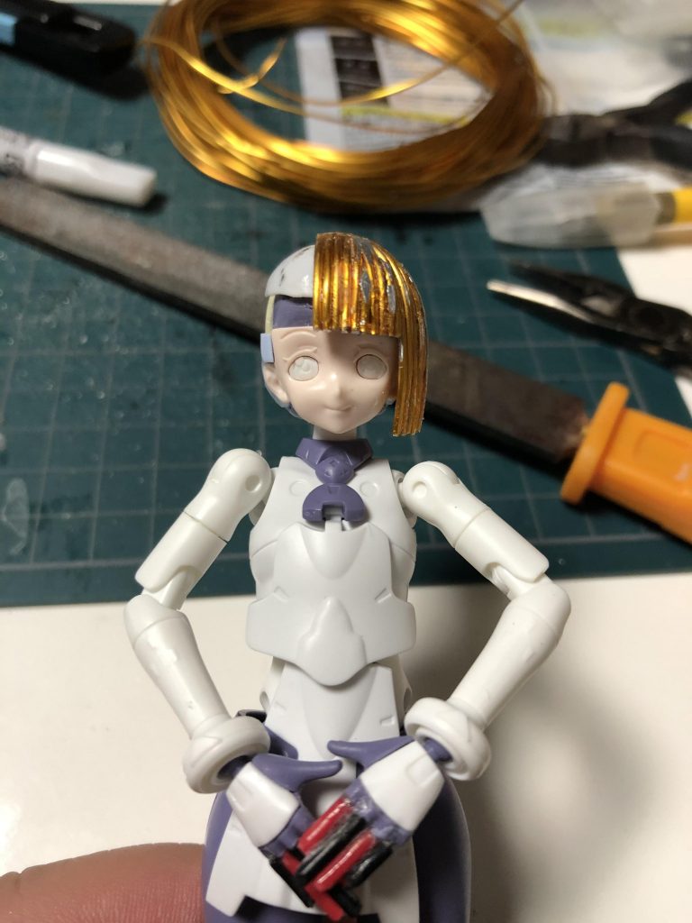 髪は針金で作成。指は切断して、家にあったコードで作り直し。