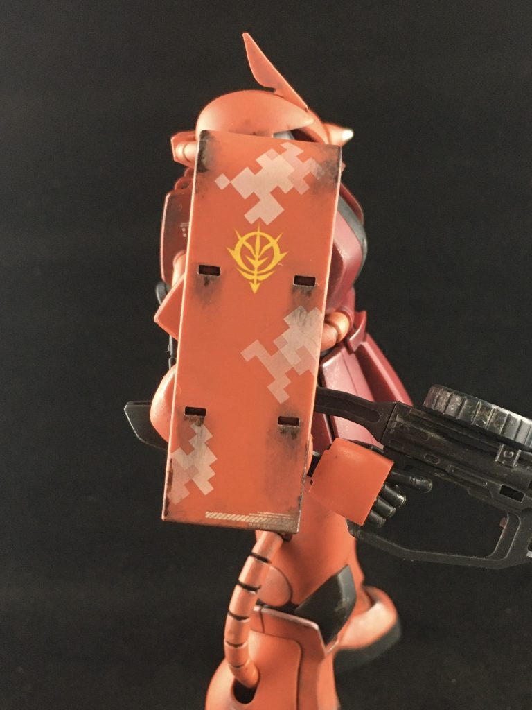 一年戦争初期は宇宙空間での艦隊戦や戦闘機等と戦っていたハズなので、「レーダーの使えない有視界戦闘中に相手側に自機の向きや距離感を誤認させるような迷彩はかなり役立ったのでは？」との考察の元、面積の大きいシールドにはピクセルドット迷彩のデカールを貼り付けました。