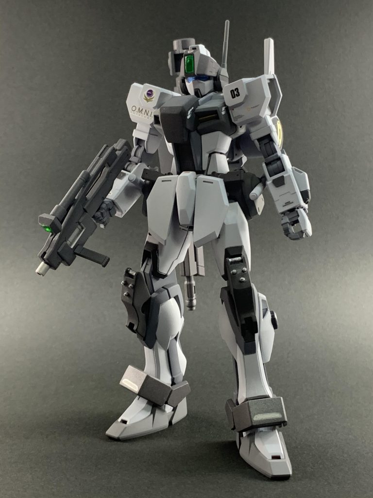 フロントビュー。ベースにはHGビルドストライクを使用、頭、肩、フロントアーマーのみダガーLのものを使用してます。それ以外は適当なジャンクパーツを組み合わせてます。