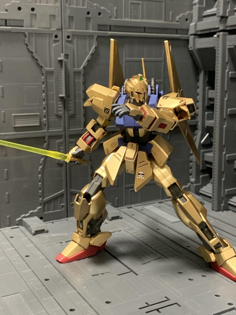 ビームサーベル。刀身がピンクでないビームサーベルは新鮮でした。