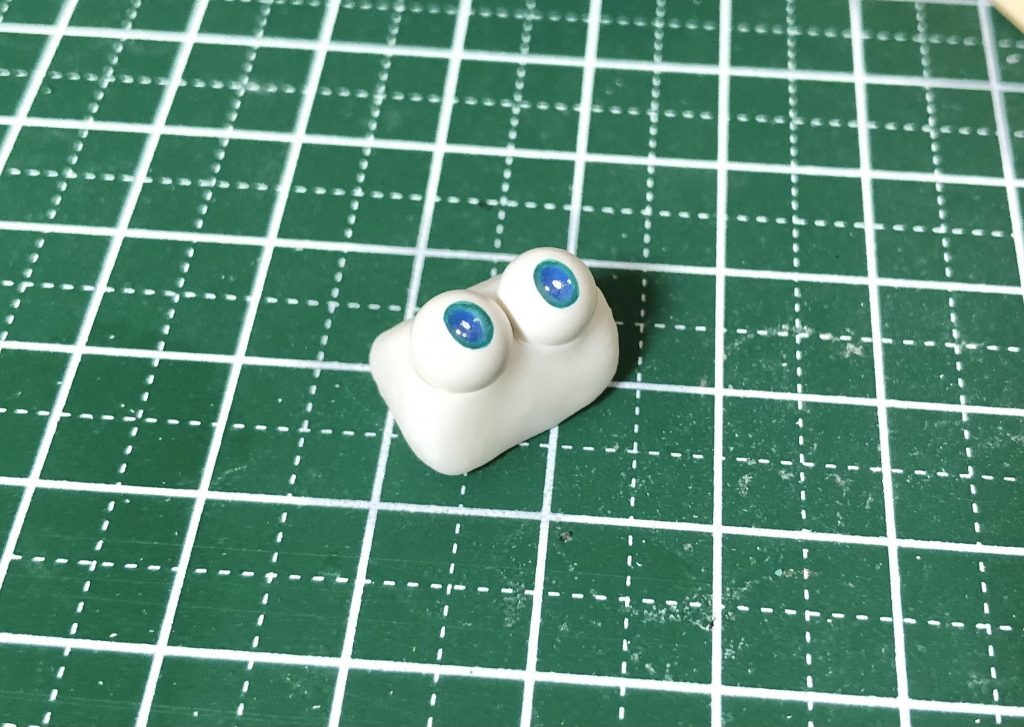 目玉はドールアイ方式です。制作している顔に合わせて一つ一つ手作り。