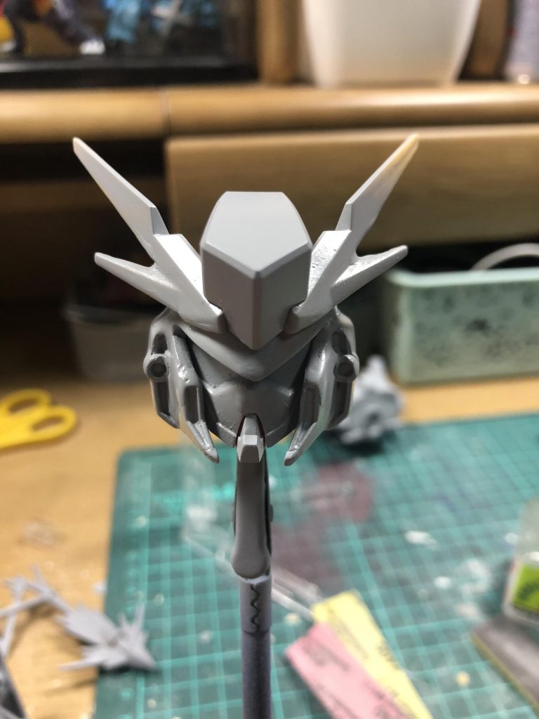 フェイス完成サフ吹き。フェイスパーツは1度ヤスリをかけていたら割れて粉々になってしまったのでバテや瞬間接着剤で1から作り直しました。1番時間がかかり、最後まで納得した形になりませんでしたが他の作業が全く進んでいなかったのでこの写真の時点のをかんせいとしました。悔しい!