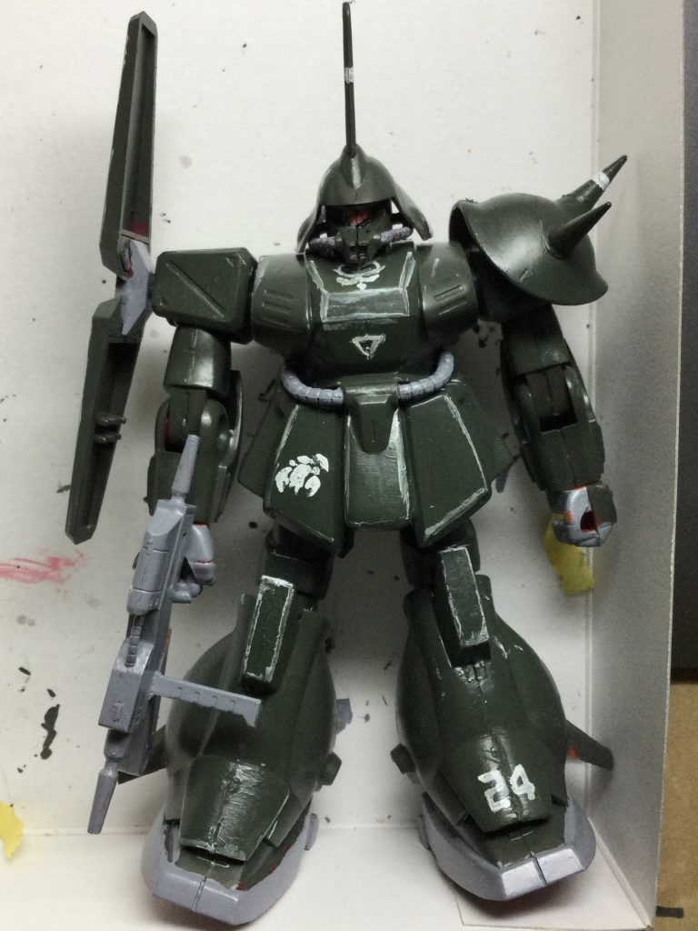 正面から、マーキングはいつもの通り爪楊枝にガンダムマーカーのインクをつけて描きました。ちなみに右の腰アーマーのマーキングはサソリをイメージしました。