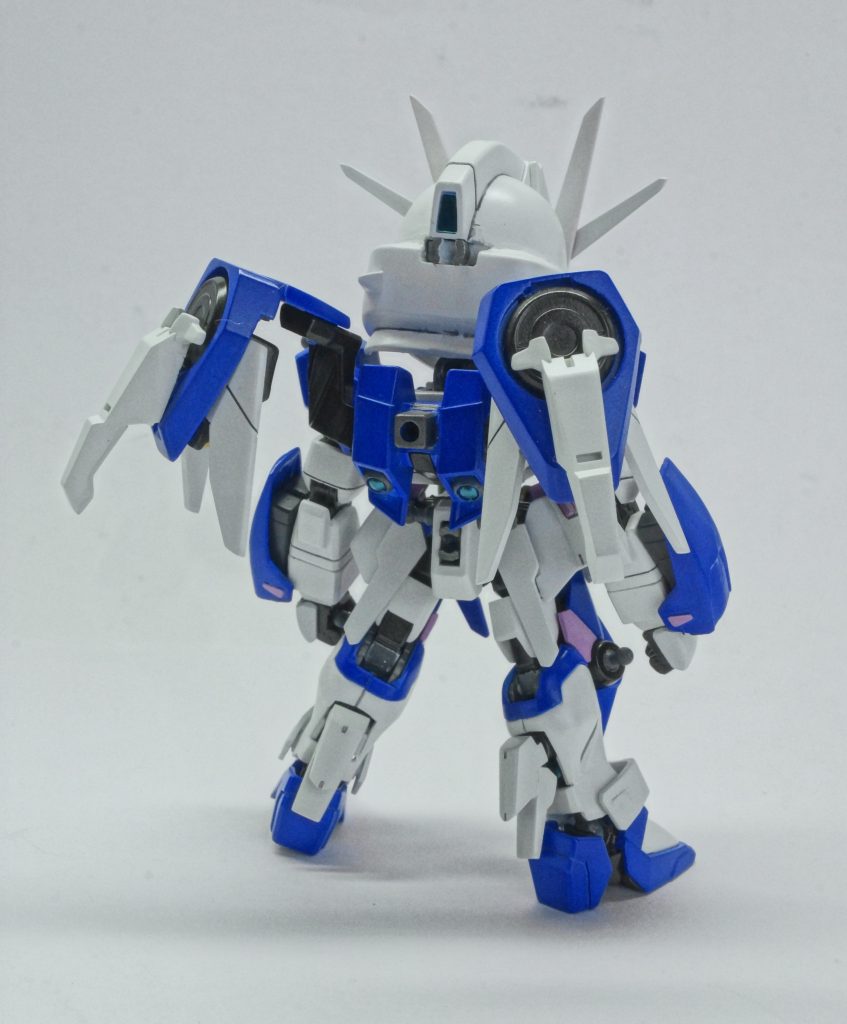 ガンプラ紹介：背面ALICEALICEALICEALICEALICEALICEALICEALICEALICEALICEALICE　初代スレイプニルとは一味違うバインダーが目を引く背面。［ドッペル］ではGNコンデンサ、GNバーニア、クラビクルアンテナを搭載しています。GNドライヴはバックパックに2つ、両足にそれぞれ1つ搭載されています。この4つのGNドライヴでマルチツインドライヴが構成され、高い粒子生成量を誇ります。ALICEALICEALICEALICEALICEALICEALICEALICEALICEALICEALICEマルチツインドライヴ：同調した2基のGNドライヴを1セットとし、それを2セット搭載すること。