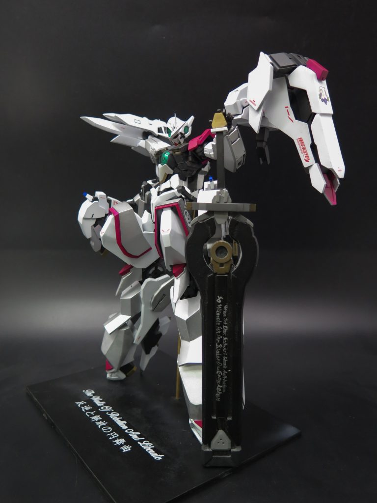 必殺技:GNエクスキューショナー処刑人の剣のように形にした実体大剣。GN粒子が纏う剣身はレアメタルΩ製、如何なるものであろうと切り裂ける剣だが、扱う事は機体の駆動系や関節に大きな負担を与える為、常時に装備できない欠点もある。通常は亜空間に保存して、使用する時のみがビットで呼び出す。