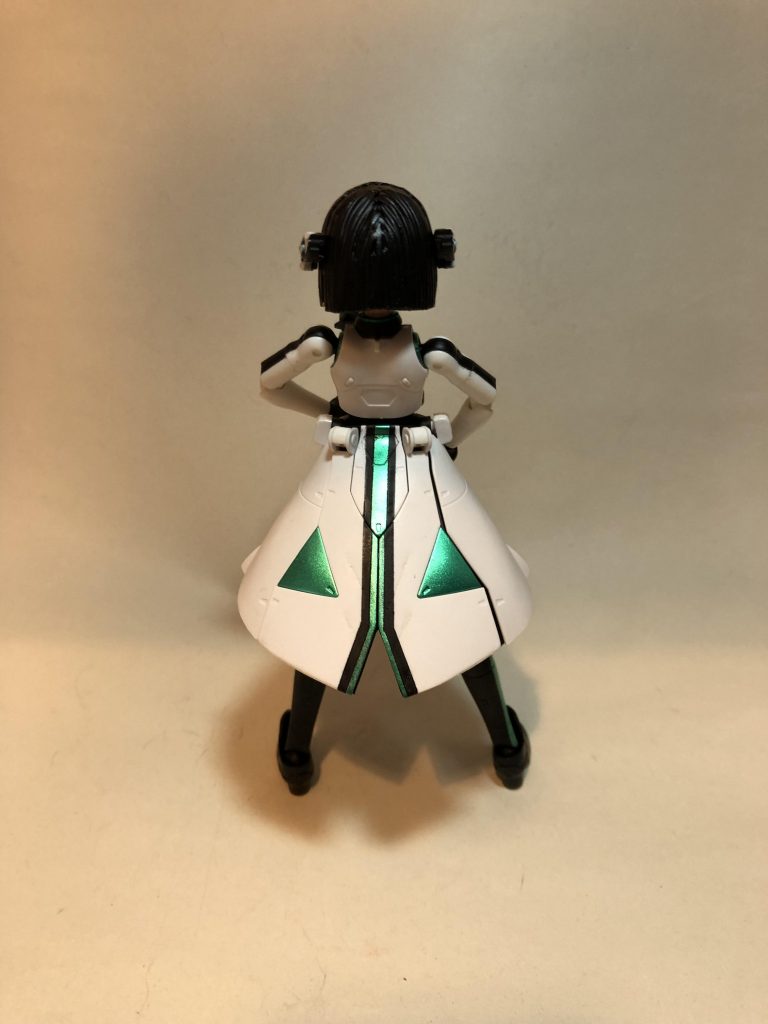 イズの衣装に近づけるため、スカートをカット