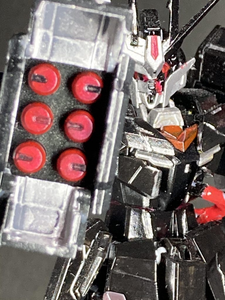 右腕武装、6連ランチャークロー。内部にミサイルポッドを内蔵したアームクロー。クロー部分で敵を捕縛しゼロ距離発射を狙える。