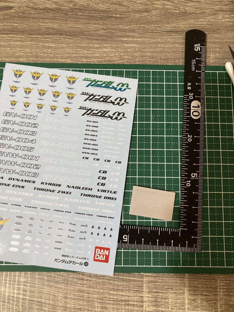 ネームプレートにはアルミ板をカットして使用上から水転写デカールを貼って、シンボルマーク（的なものを）を作成しました。