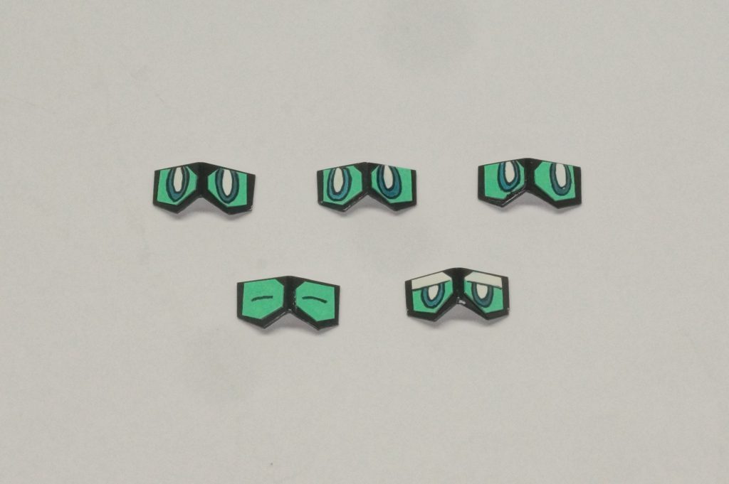 ※ここから、制作工程的なお話を。※今回用意した瞳パーツです。ガンプラ解説にも登場した我がフォースメンバー 3月兎の、「目には魂がこもるんだから自分で描きたい、作りたい」という考えに感銘を受け、マグネットシート、プラ板を使って制作しています。自分の好きな瞳を用意できるのは楽しいのですが、やっぱり難しいです…。