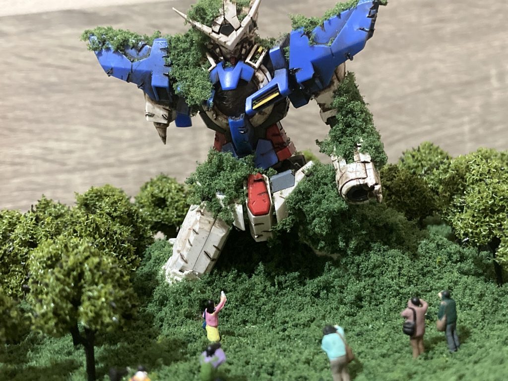 長い年月が経ち、朽ち果てたエクシアを表現してみました。所々に苔のようなものを生やし、神秘的なジオラマを目指して製作しました。