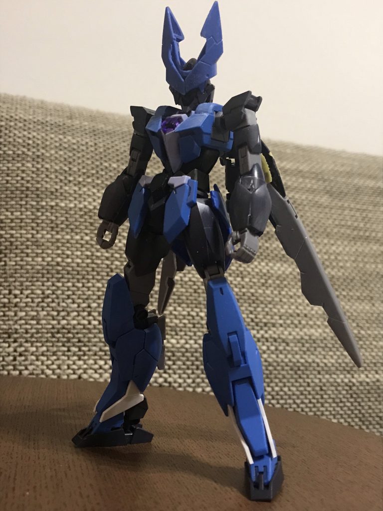 しかし、すぐに難関が待ち受けていました。頭部のパーツと羽根のパーツの接着面が小さすぎて、くっつけては取れを繰り返し、作業が思ったようにいかなくなりました。