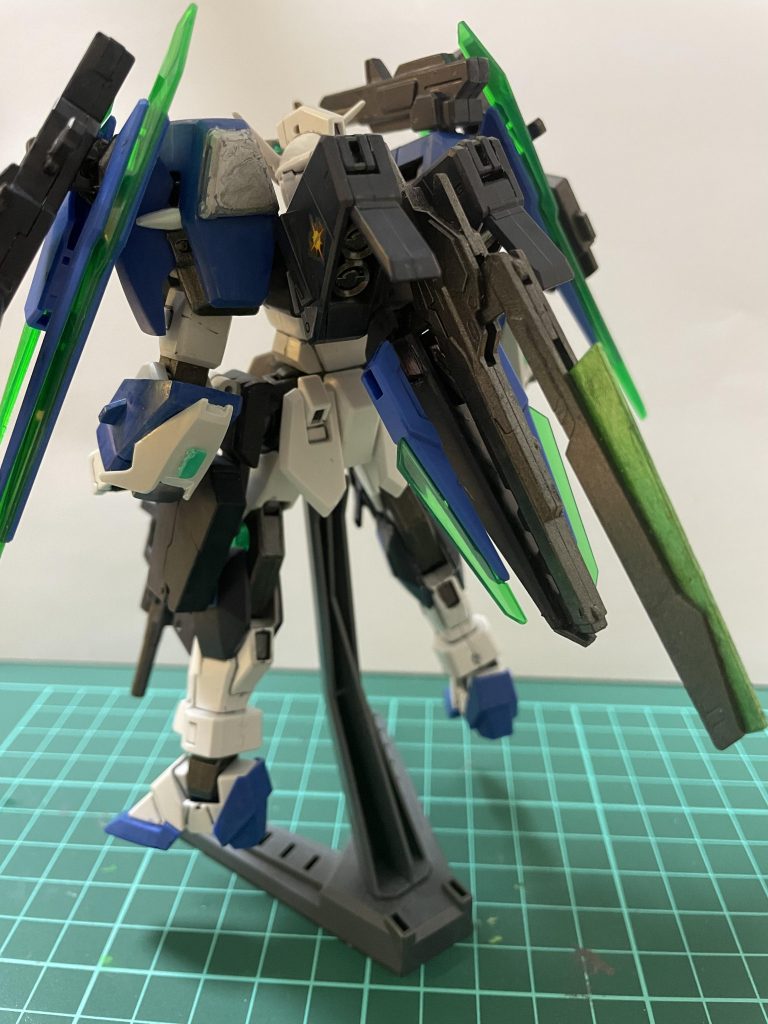 背面ビームライフルをマウントできます。背面にはソードビットも2つ、両腕にはグレネードランチャー/ビームシールド発生装置を装備。