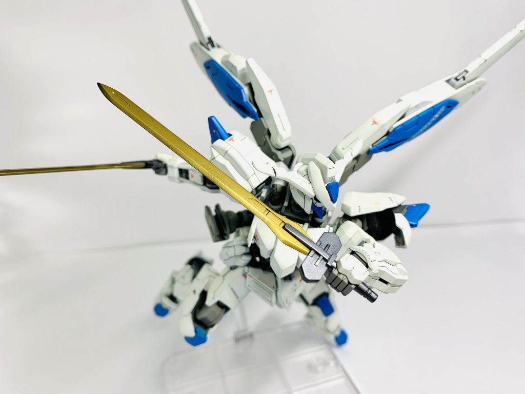 定番ですがバエルソードは先端にプラ板を貼りつけて削り込んでいます