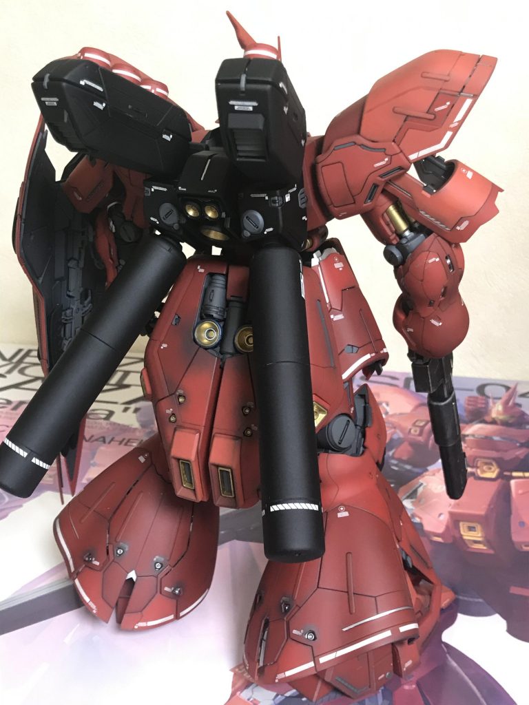 後ろから。シャアは機体に傷つけないだろうという事で、使用感のみのウェザリングにしてます。アムロにはボコボコにされたけど。