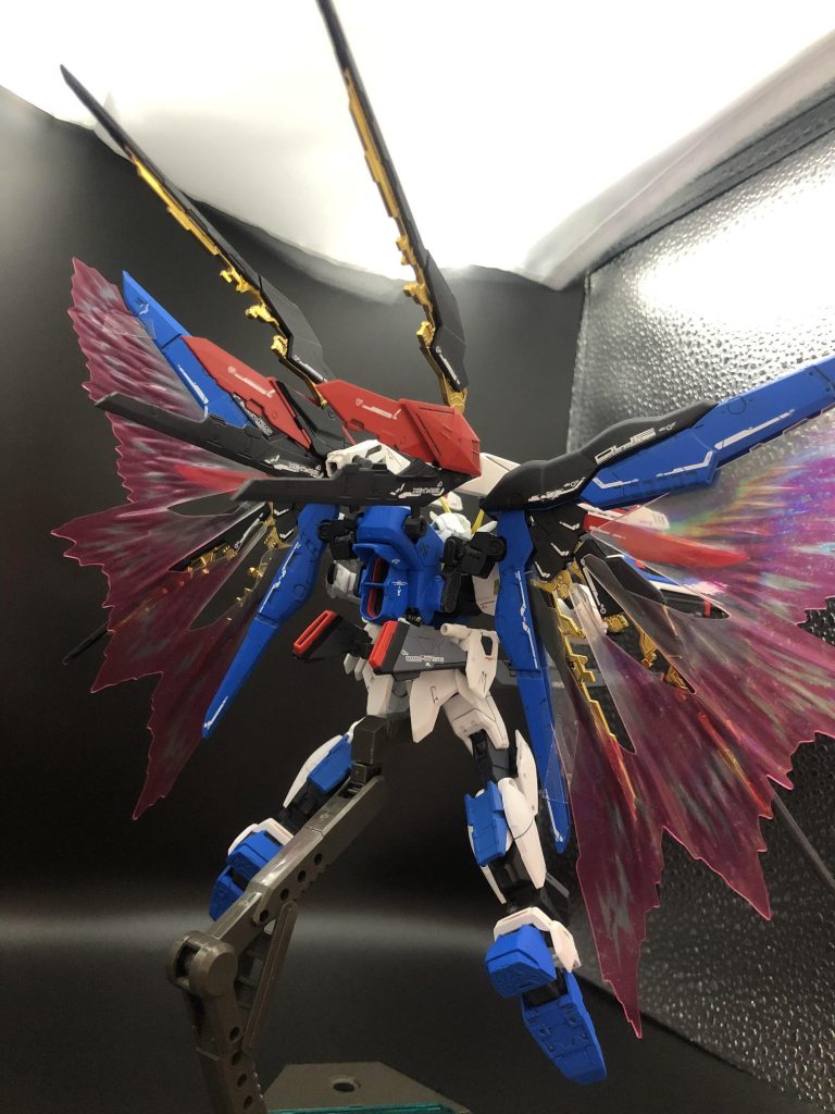 背面にも翼とドラグーンを装備して、機動力を向上させています。下側の翼は、フリーダムの翼を短くして取り付けてあります。後ろに長く伸びるバインダーとかが好きなんです( ´ ▽ ` )