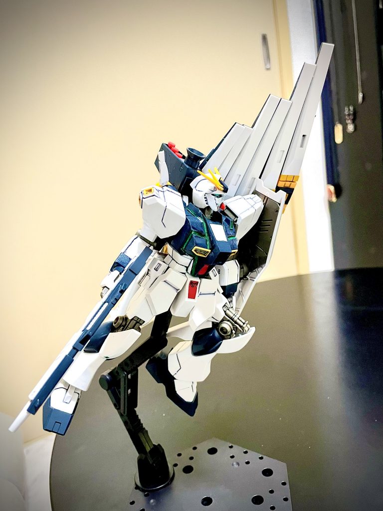 サイコフレーム部分は公式設定の「コックピット周りだけ」を意識して胴体だけにしました！やっぱりνガンダムはカッコいい！