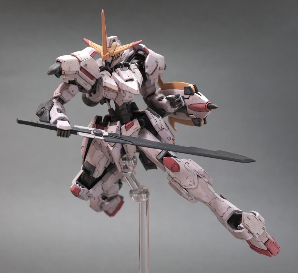 近接武装の太刀コトブキヤの薙刀とGNバスターソードをくっつけて作っています。太刀と左サイドアーマーに磁石が埋め込んであり、簡単にマウントすることができます。