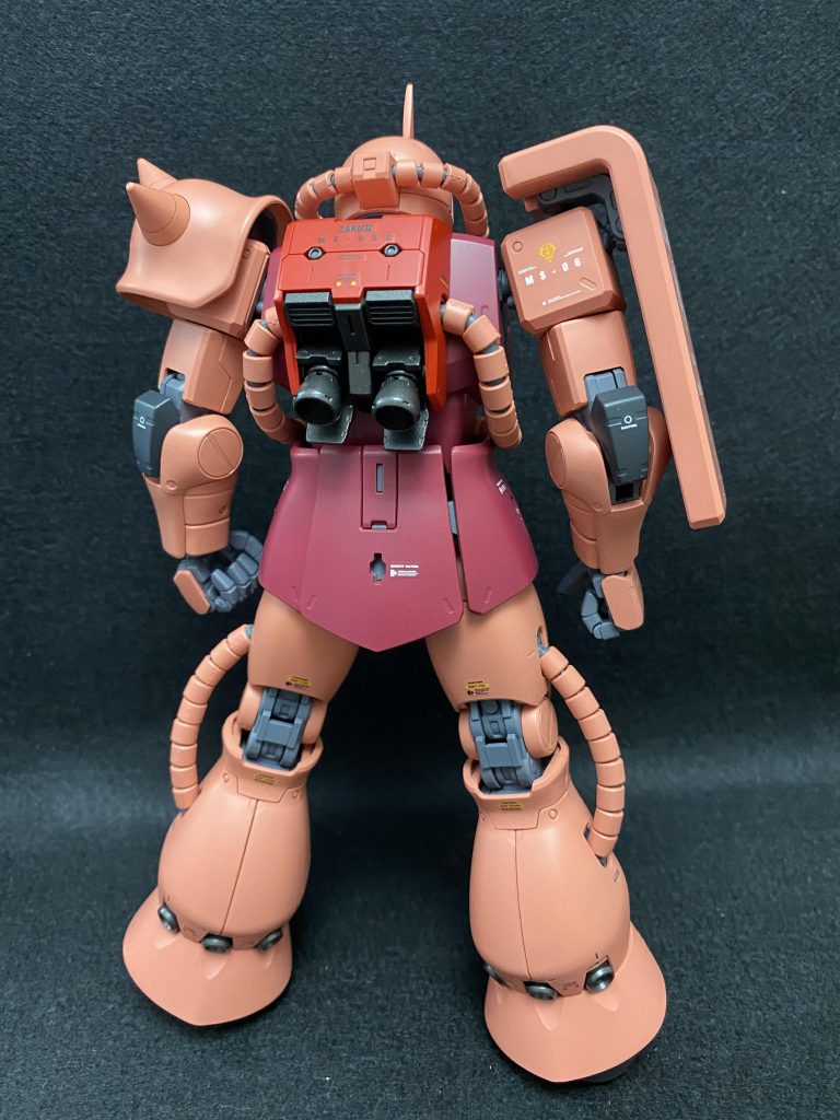 後ろから。シャアザクのバックパック、カッコよくて好きっす。バーニアはガイアのヘキサギアカラー ヘキサギアフレームガンメタルを使用しました(名前長い)ガンメタですがツヤツヤし過ぎてなくていい感じでした。