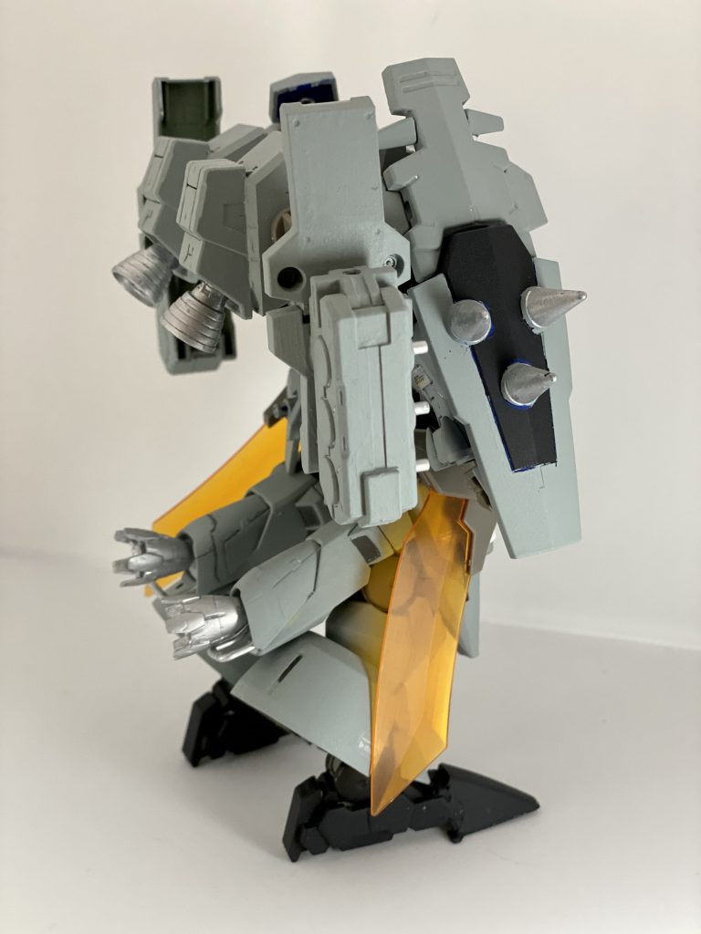 サイドショットGNソードは腰部サイドアーマー裏にネオジム磁石を仕込みソード内に折れたカッター刃を入れ着脱可能にしました。が…写真では分かりづらく撮り方に失敗しました…