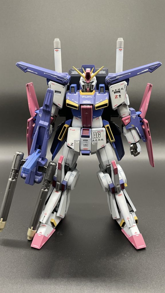 デカールは、先日再販されたガンダムデカールにベルテクス、ハイキューパーツを使用しています。すじ彫りをしない分多めに貼って情報量を増やしました。