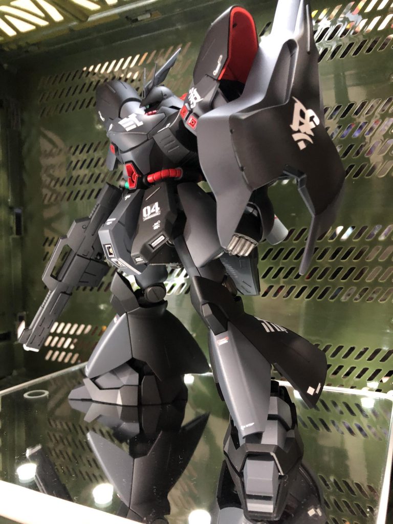 黒いサザビー–9枚目/制作者：真樹京介