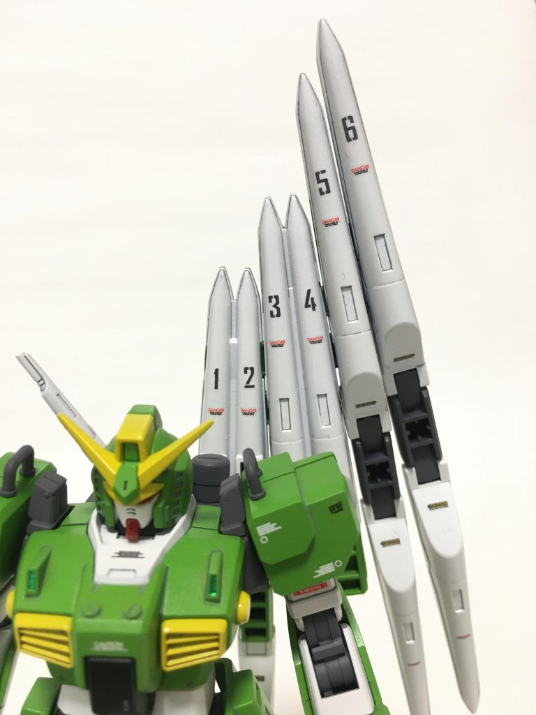 ファンネルには、野暮ったいかもしれないですが番号を打ちました。自分が整備工なら、識別のために番号表示させるだろうなぁという考え方からです。ちなみにこのファンネルは感応波で動かすのではなく一般パイロットでも扱えるよう、予めプログラミングされた動きを戦況に合わせてオートで行う、という脳内設定にしています。