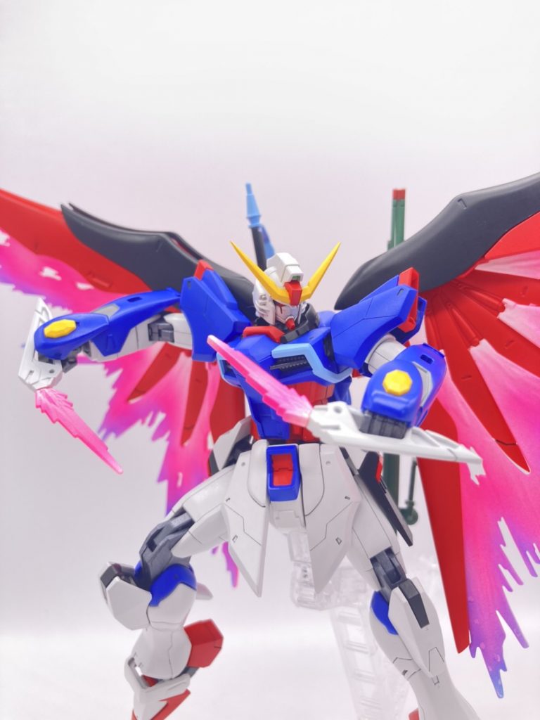 光の翼は白→蛍光ピンク→先程調色したものを順番に塗装しました。