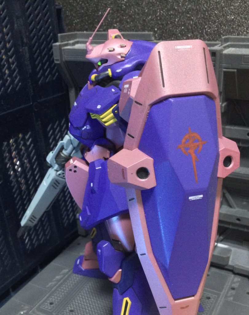 デカールを自作しようかとも思ったのですが、テロ組織であるマフティーのシンボルマークはペンキで塗ったような雰囲気を演出しするべく手描きを行いました。モノアイとライフルのスコープは蛍光塗料で塗っており、UVライト照射で発光します。