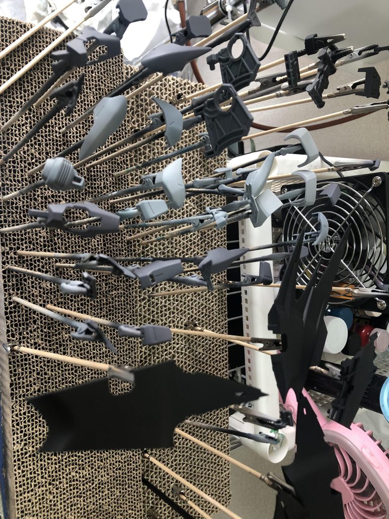 パーツ乾燥中。ABSの塗装の塩梅は試行錯誤中です。