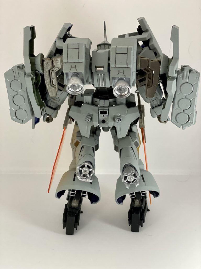 バックショットバックパック、脹脛に追加スラスターを装備。最初はビルダーズパーツの在庫処理に使えたらなぁと思い色んな箇所にマスキングテープで仮止めし、一番しっくり来た所に取り付けました