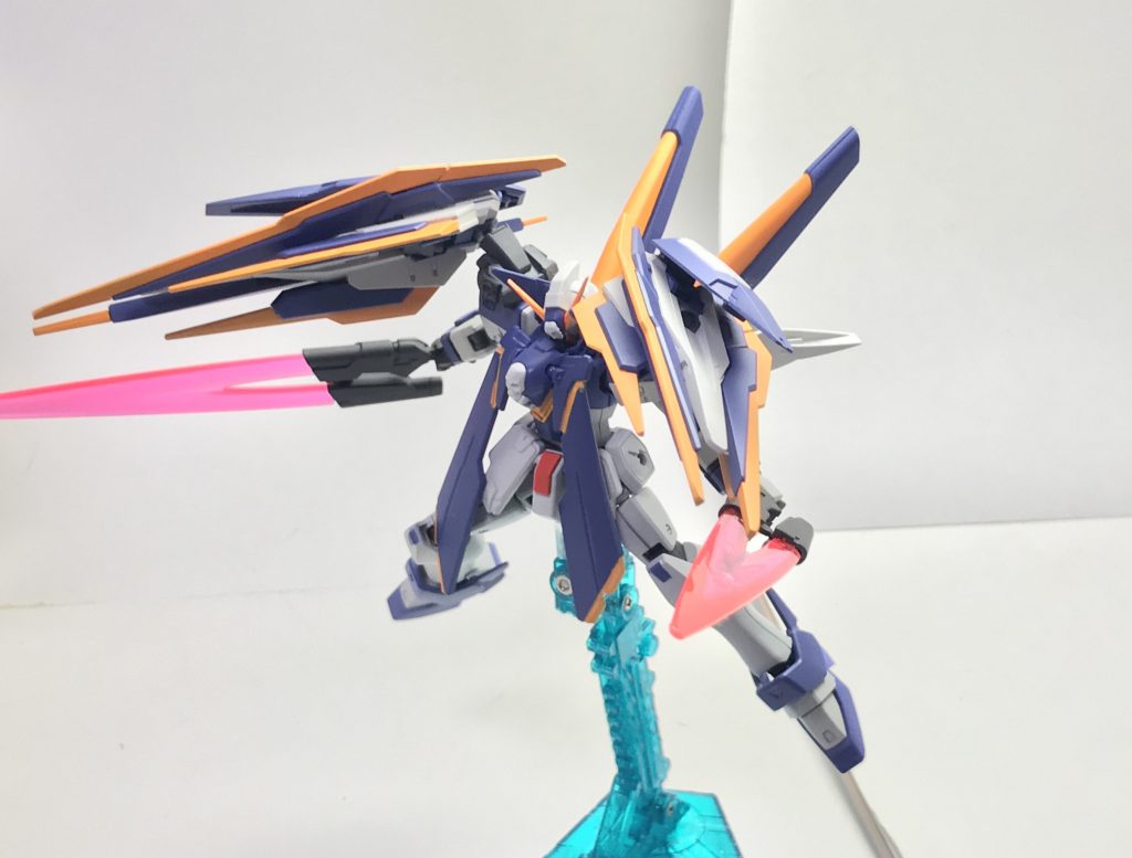 GNソードビット。射出したビットは敵への斬撃を加えるだけでなく、ダブルオークアンタ同様にバリアとしての使用も可能となっていて、フルクロスユニットの大部分をオミットした本機の防御性能を底上げするのに一役買っている。