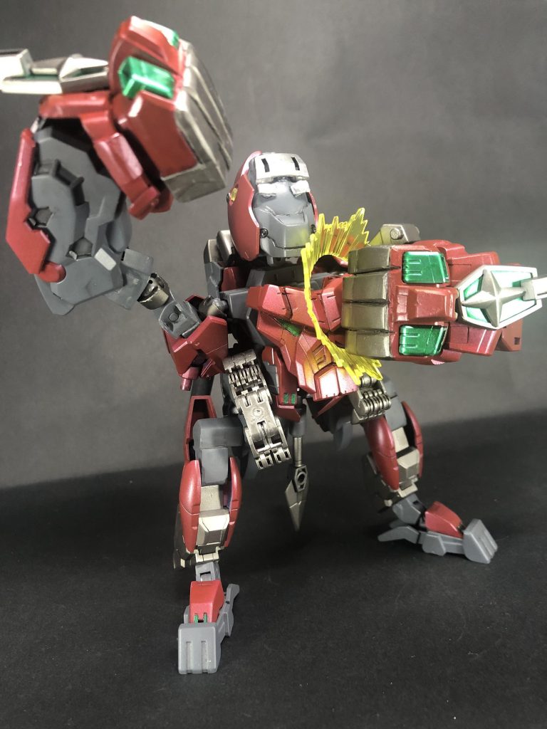 必殺技は忍法・怒羅民愚(ドラミング)！ウホウホ！大きな拳を胸に叩きつけ、爆音を出して相手の聴覚をダメにする術ウホ！解説③最も特徴的な拳はウイニングガンダムの胴体ですが、そのままだと穴だらけなので…パテで埋めたり指っぽい形に整形したりしてみました。ゴツい腕ってロマンですよね…。