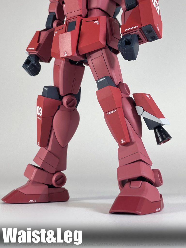 ・腰部・脚部腰部はフロントアーマーに腰部装甲を装備する為にフラット形状に変更しつつ、パネルラインを追加しました。フロント・サイドアーマー共にネオジム磁石を1ヵ所ずつ埋め込みました。脚部大腿部にパネルラインを追加、膝部分を縦長形状に変更し、脚部側面には肩部バーニアとの関連性を感じさせるデザインの脚部バーニアを追加しました。