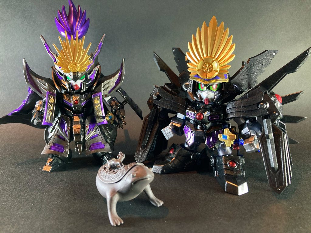 信長エピオン素組み時の難点である可動範囲の狭さに対して、全身の関節にボールデンアームアームズを仕込む改修を加えると共に、干渉する鎧甲冑を外した軽装モードを実装する事で可動向上を図りました。