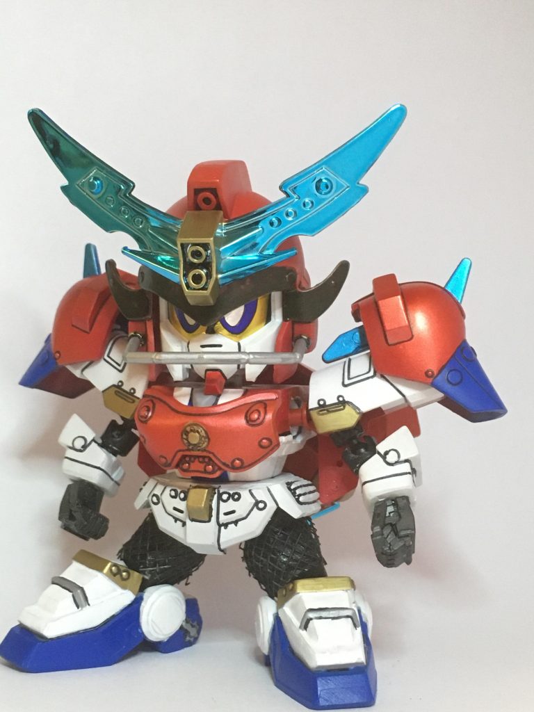 足腿部は箱絵を参考に100均の網戸補修材で鎖かたびらを再現。グローブのホログラムと目のみシール使用。