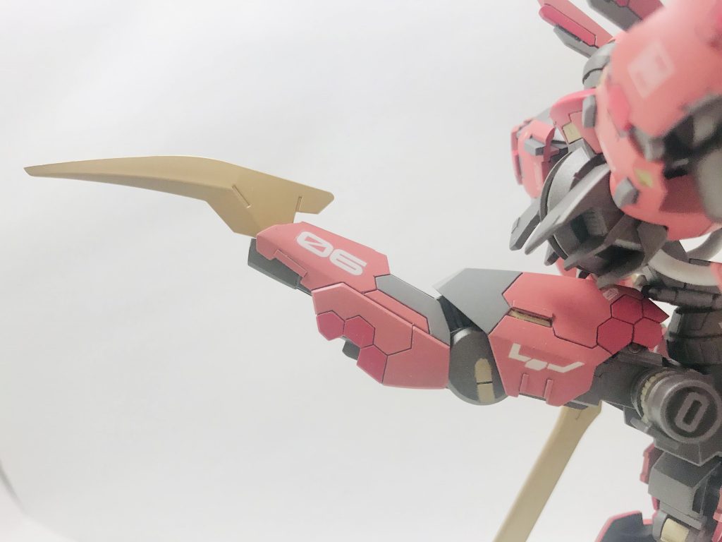 シールドをとってしまったので腰に武器をつけられるようにしました。尻尾の反対側には蝶々のデカールを貼って速そう感を演出していますが、一枚も写ってませんでした笑