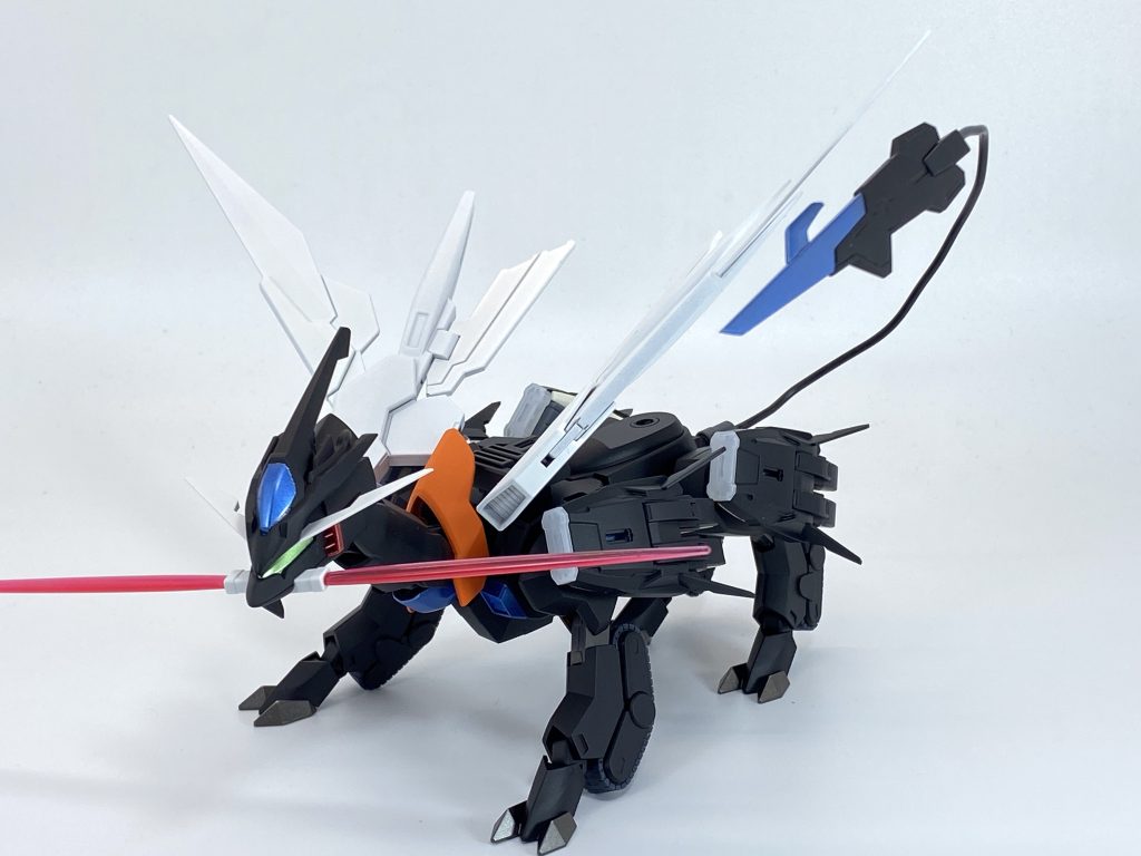 武装は原典機純正のビームサーベルとテイルブレード。