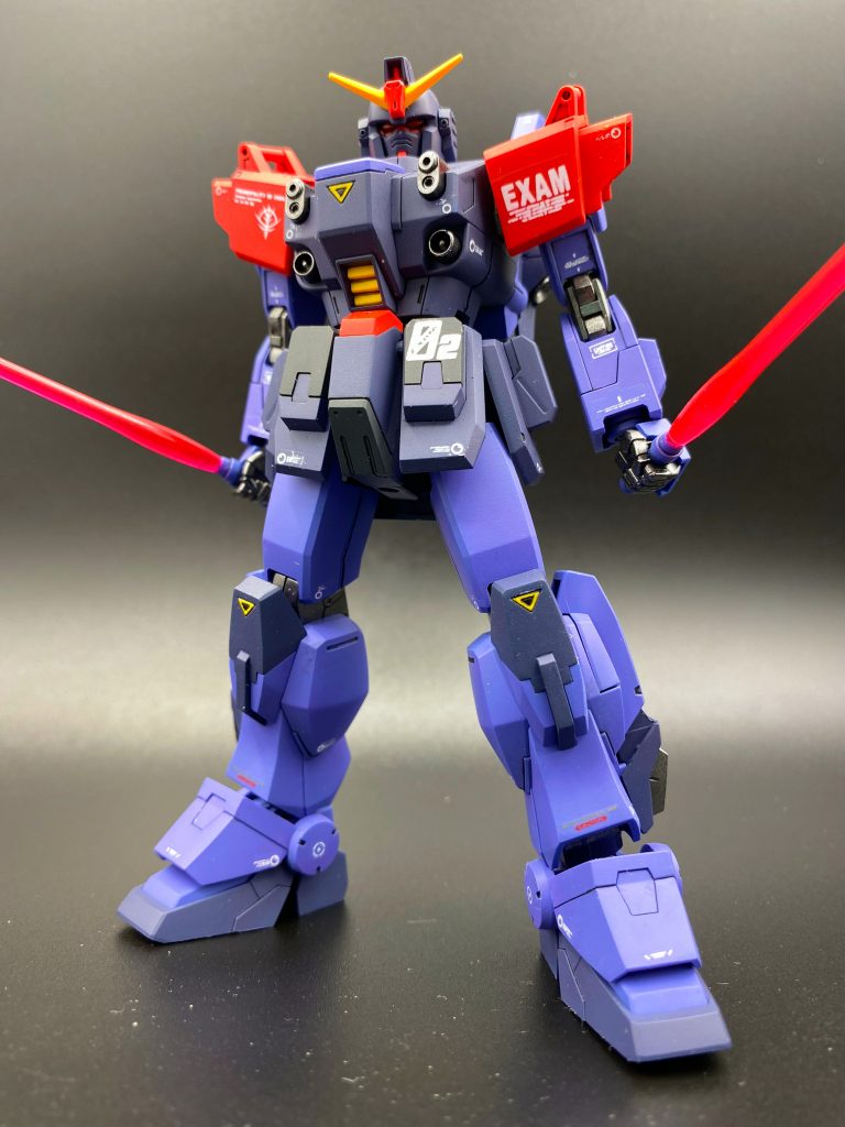 EXAMっぽい感じを出したいなという事で基本色に蛍光ピンクを混ぜてみました。メインカメラ、センサー類は蛍光色で塗装後、UVレジンでコートしてあります。