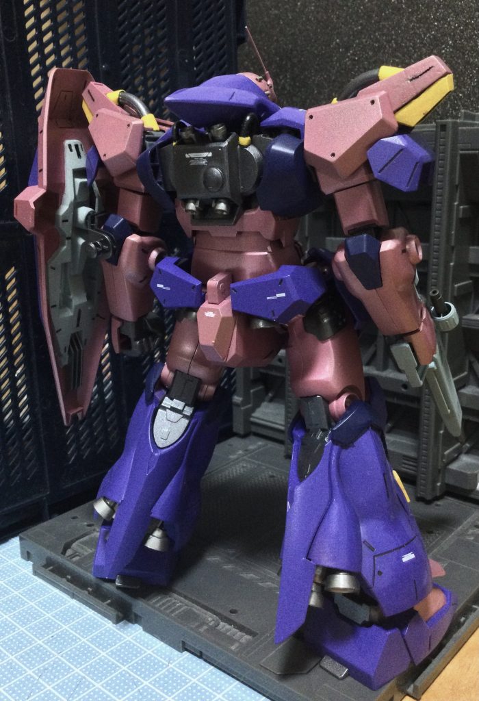 改造当初はこのネイキッドのバックパックをどう作ろうかと思い巡らせていたのですが、通常のバックパックの基部にこのバックパックのベースが再現されているのに気付いた時にはかなり感動しました（ほとんど見えないところなのに）ところで、このバックパックや、上腕〜前腕にかけてMS-06ザク2の意匠がわりとそのまま盛り込まれているんですよね。こういう遊び心のあるデザインは大好物です。